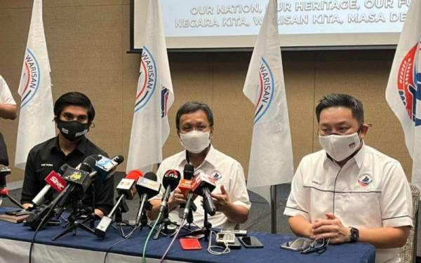 Mohd Shafie (tengah) ketika sidang akhbar sempena pelancaran parti tersebut peringkat nasional di sini pada Jumaat.