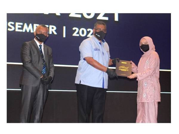 Megat Zulkarnain menyampaikan penanugerahan kepada salah seorang graduan pada majlis berkenaan, semalam.