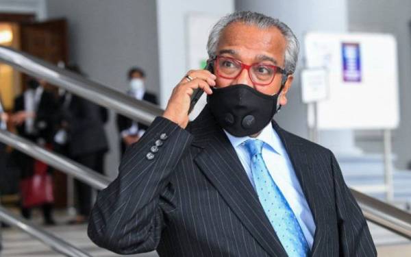 Peguam Tan Sri Muhammad Shafee Abdullah keluar dari Mahkamah Tinggi Kuala Lumpur hari ini, setelah menghadiri perbicaraan berhubung dua pertuduhan yang dihadapinya iaitu menerima wang hasil aktiviti haram berjumlah RM9.5 juta daripada bekas Perdana Menteri Datuk Seri Najib Najib Tun Razak dan pertuduhan mengemukakan kenyataan tidak tepat dan bercanggah kepada Lembaga Hasil Dalam Negeri (LHDN). - Foto Bernama