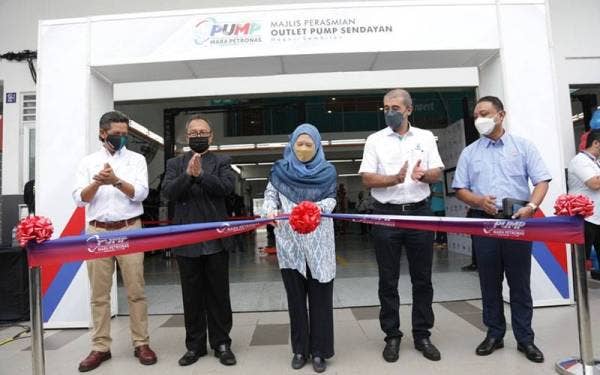 Azizah (tiga dari kiri) ketika merasmikan outlet PUMP Sendayan, di sini pada Jumaat.