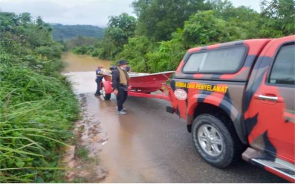 Operasi menyelamat di Kampung Baru Kuala Balah menggunakan bot bomba dan polis.