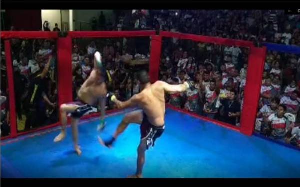 Da Silva (kanan) menghayun tendangan padu ke betis Datuk Bandar Borba, Simao Peixoto dalam pertarungan MMA pada Ahad lalu. - Agensi