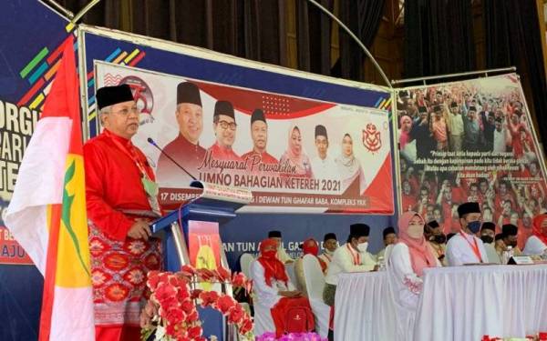 Annuar (kiri) semasa menyampaikan ucapan perasmian Mesyuarat Perwakilan UMNO Bahagian Ketereh di sini.