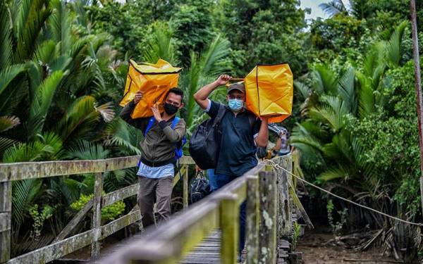 Petugas Suruhanjaya Pilihan Raya (SPR) Sarawak membawa peti undi ke tempat saluran mengundi N.05 Demak Laut di Sekolah Kebangsaan Beradek dekat sini, hari ini menjelang hari mengundi Pilihan Raya Negeri (PRN) Sarawak ke-12 esok.