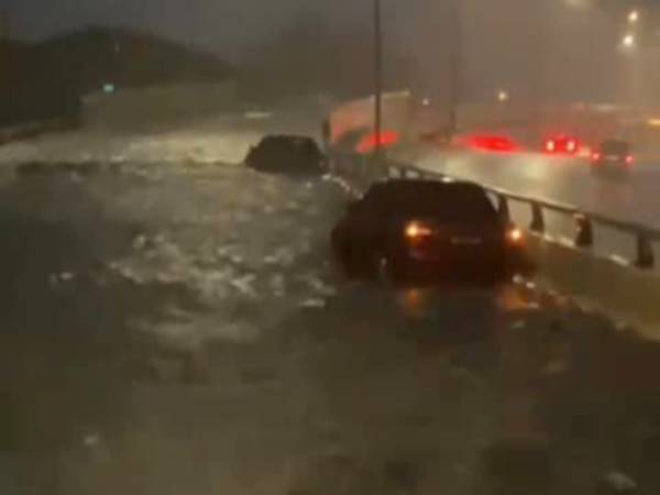 Banjir kilat turut menyebabkan laluan utama ke Pelabuhan Klang dinaiki air.