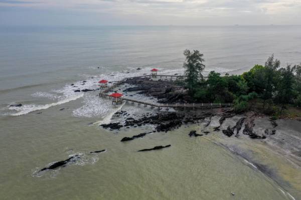 Pemandangan yang dirakam di sekitar pantai Tanjung Balau hari ini. -Foto Bernama