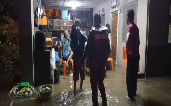 Rumah penduduk di Banting dinaiki air.