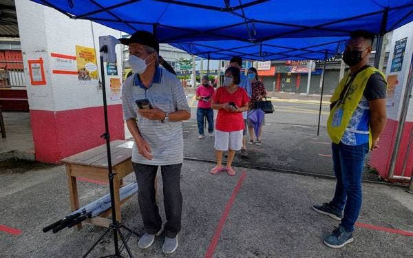 Beberapa orang pengundi yang tiba awal pagi ini untuk mengundi dilihat mematuhi prosedur operasi standard yang ditetapkan iaitu memakai pelitup muka dan melalui proses saringan suhu badan ketika tinjauan di Sekolah Jenis Kebangsaan Cina Chung Hwa yang menjadi pusat mengundi saluran Dewan Undangan Negeri (DUN) N.53 Bawang Assan pada hari mengundi Pilihan Raya Negeri (PRN) Sarawak ke-12 hari ini.