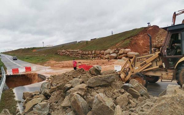 JKR sedang melakukan kerja-kerja penyelenggaraan bagi mengelakkan lebih banyak tanah runtuh.