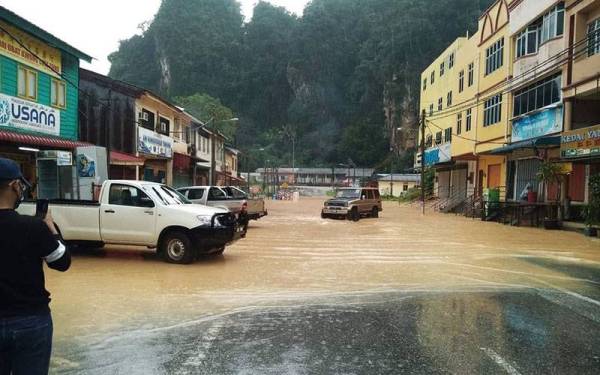 Keadaan terkini bandar lama Gua Musang yang ditenggelami air susulan limpahan air Sungai Galas pada Sabtu. - Foto Ihsan Pembaca