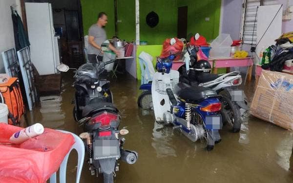 Kedai Zulkhairi di Kampung Jalan Kebun, di sini dimasuki air pada awal pagi Sabtu menyebabkan premisnya tidak dapat beroperasi.
