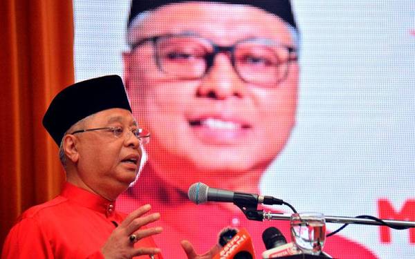 Ismail Sabri menyampaikan ucapan pada Majlis Perasmian Mesyuarat Perwakilan UMNO Bahagian Bera di Dewan Konvensyen Majlis Daerah Bera hari ini. -Foto Bernama