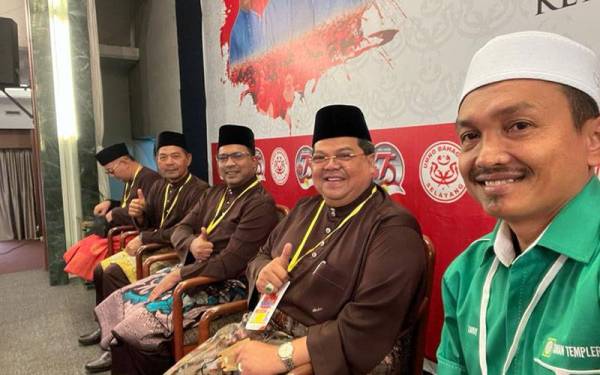 Zaidy (kanan) bersama Abdul Shukur (dua dari kanan) ketika menghadiri perasmian Mesyuarat UMNO Selayang di Kelab Rahman Putra, Sungai Buloh pada Sabtu.