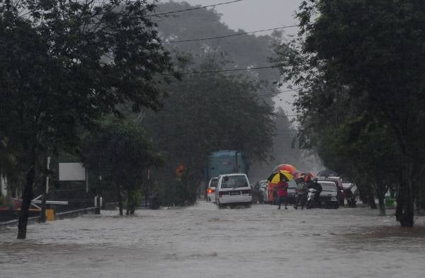 Keadaan banjir yang berlaku ketika tinjauan di Kampung Jalan Kebun Seksyen 30 hari ini. -Foto Bernama