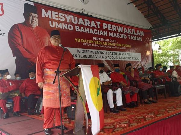 Ab Rauf berucap merasmikan Mesyuarat Perwakilan UMNO Bahagian Masjid Tanah di Kampung Pulau, Alor Gajah pada Sabtu.