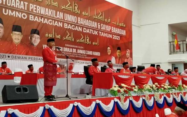 Ahmad Zahid berucap merasmikan Mesyuarat Perwakilan UMNO Bahagian Bagan Datuk di Bagan Datuk pada Sabtu.