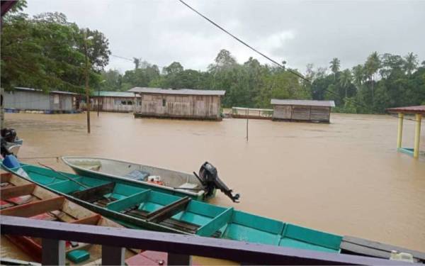 Beberapa lokasi di kawasan Sungai Lembing, Kuantan dinaiki air ekoran hujan lebat berterusan sejak Jumaat. - Foto ihsan APM Pahang
