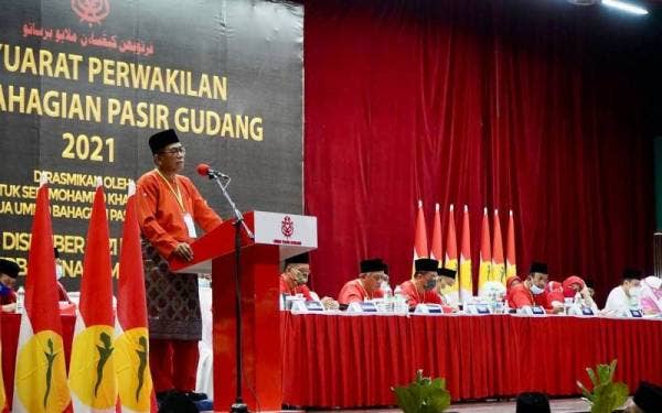 Mohamed Khaled semasa berucap merasmikan Persidangan UMNO Bahagian Pasir Gudang di Dewan Serbaguna Johor Jaya, Johor Jaya, Pasir Gudang, pada Sabtu.