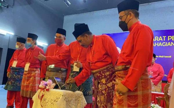 Mohd Yusof (dua kiri) melancarkan program Satu keluarga Satu Professional Satu Usahawan pada Mesyuarat Persidangan UMNO Bahagian Alor Setar di Dewan Majlis Bandaraya Alor Setar (MBAS), di sini, pada Sabtu.