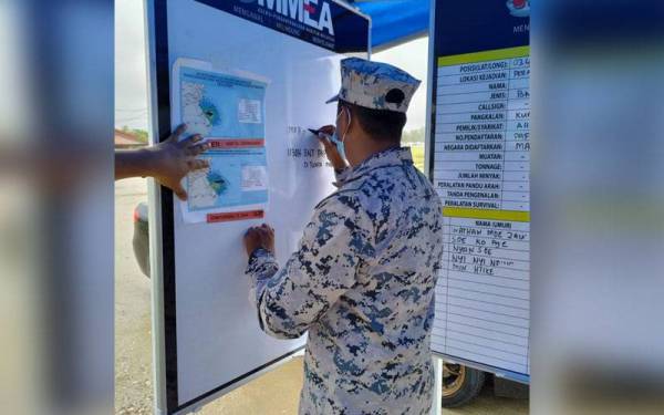 Maritim Malaysia Pahang membuka bilik gerakan operasi carilamat seorang nelayan warga Myanmar yang dikhuatiri lemas dalam kejadian bot karam di Perairan Kuala Kuantan di sini, pada Jumaat.