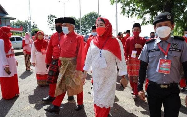 Bung Moktar ketika hadir pada Mesyuarat Perwakilan UMNO Bahagian Kinabatangan di Dewan Masyarakat Sandakan, Sandakan pada Sabtu.