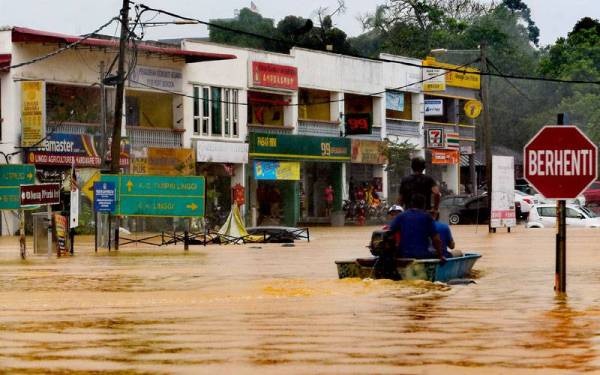Keadaan pekan Linggi yang dinaiki air banjir pada Sabtu.