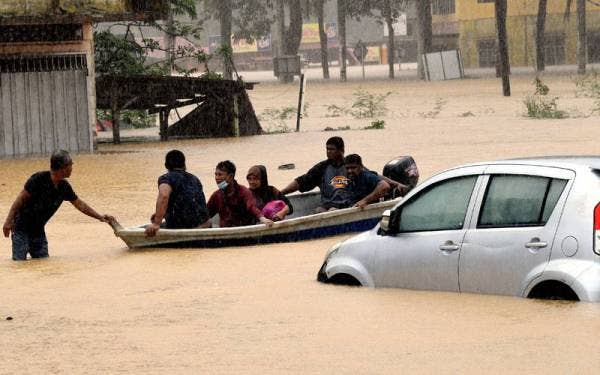Beberapa penduduk dibawa keluar daripada kawasan tersebut menggunakan bot orang awam di Pekan Linggi pada Sabtu. - Foto Bernama