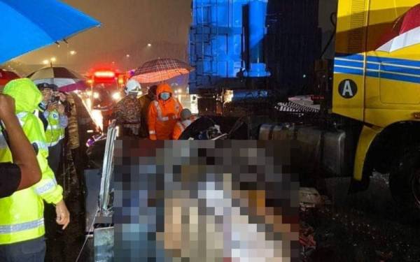 Keadaan kemalangan membabitkan empat yang mengorbankan 10 nyawa di kawasan R&R USJ Lebuhraya Elite menghala Shah Alam pada Jumaat.