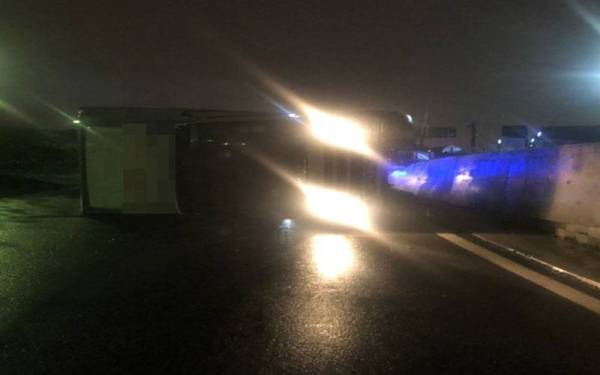 Kemalangan dipercayai berlaku ketika lori penghantaran itu melalui Lebuh Raya Persekutuan susur keluar Jalan 222.