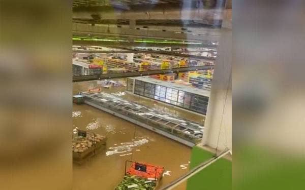 Tangkap layar video berdurasi 19 saat yang menunjukkan situasi di Giant Shah Alam dinaiki air akibat banjir kilat pada Sabtu.