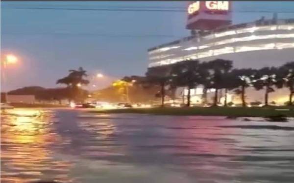 Keadaan banjir di kawasan GM Klang pada Jumaat akibat hujan lebat. - Foto Facebook 