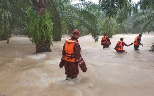 Anggota yang terlibat dalam operasi mencari dan menyelamat mangsa yang dikhuatiri lemas selepas terjun ke dalam Sungai Belat dekat Kampung Sri Damai, Kuantan pada Sabtu.