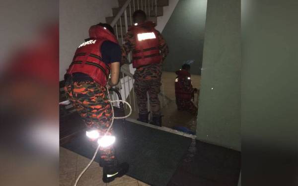 Anggota bomba berusaha menyelamatkan dua pengunjung sebuah hotel di Shah Alam yang terperangkap di ruang parkir bawah tanah ketika cuba menyelamatkan kenderaan mereka yang ditenggelami air.