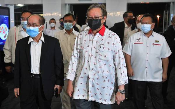 Douglas Uggah (kiri), Tan Sri Abang Johari Tun Openg (tengah) dan Datuk Seri Alexander Nanta Linggi (kanan) ketika tiba bagi mengikuti keputusan PRN Sarawak ke-12 di Borneo Convention Centre Kuching (BCCK) di sini hari ini. - Foto Bernama