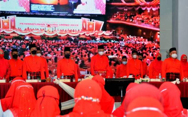 Ismail Sabri (depan empat, kiri) bersama barisan pemimpin dan perwakilan menyanyikan lagu parti pada Majlis Perasmian Mesyuarat Perwakilan UMNO Bahagian Bera di Dewan Konvensyen Majlis Daerah Bera, Pahang. - Foto Bernama