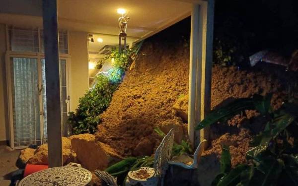 Tanah runtuh di sebuah rumah di Taman Dataran Ukay Hulu Kelang di sini pada Sabtu.