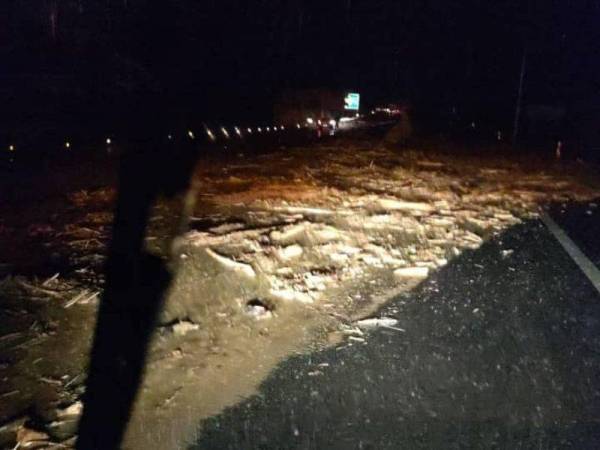 Mud floods on Kuala Lumpur-Karak Expressway as shared by those on the scene.
