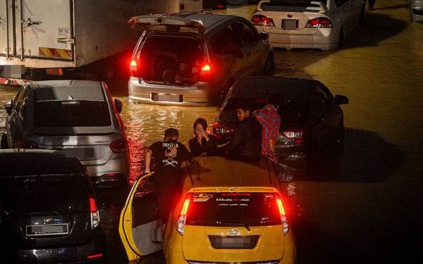 Gelagat pengguna jalan raya yang tidak dapat meneruskan perjalanan ekoran hujan lebat sepanjang hari dan banjir yang melanda di beberapa tempat sekitar Lembah Klang ketika tinjauan di sekitar Seksyen 21 awal pagi tadi.