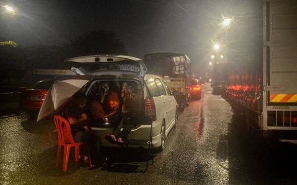 Gelagat pengguna jalan raya yang tidak dapat meneruskan perjalanan ekoran hujan lebat sepanjang hari dan banjir yang melanda di beberapa tempat sekitar Lembah Klang ketika tinjauan di sekitar Seksyen 21 awal pagi tadi.