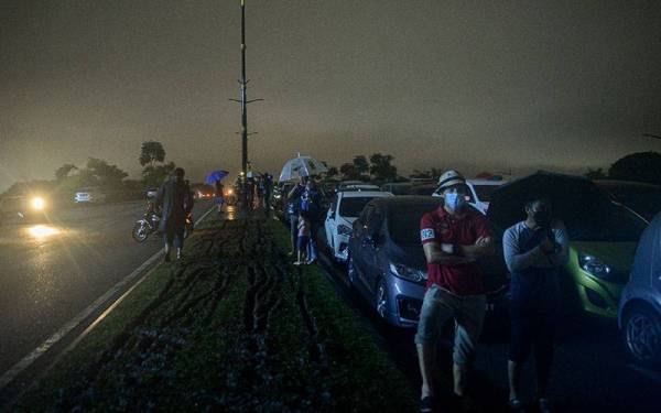 Beberapa pengguna jalan raya tidak dapat meneruskan perjalanan ekoran hujan lebat sepanjang hari dan banjir yang melanda di beberapa tempat sekitar Lembah Klang ketika tinjauan di sekitar Seksyen 21 awal pagi tadi.