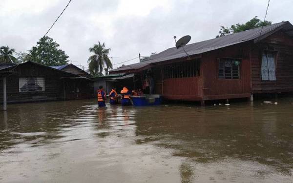 Banjir disebabkan limpahan air Sungai Bidor menyebabkan kawasan penempatan penduduk di Changkat Jong dinaiki air. - Foto ihsan APM