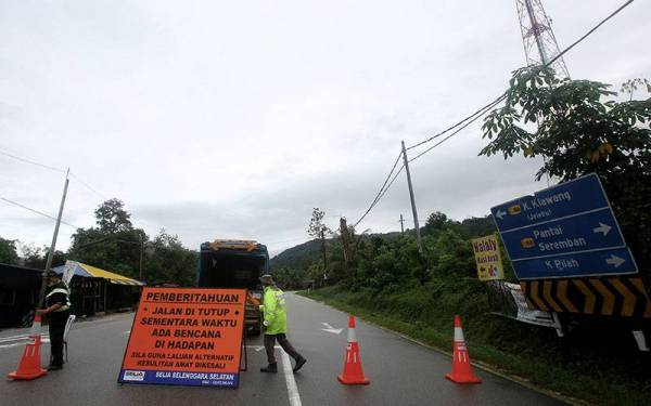 Kontraktor selenggara meletakkan notis pemberitahuan penutupan jalan masuk ke Jalan Seremban-Simpang Pertang hari ini, berikutan terdapat kejadian tanah runtuh akibat hujan lebat berterusan sejak petang kelmarin. 