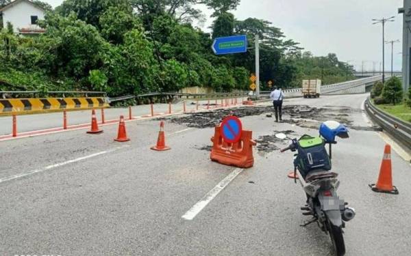 Anggota JSPT Kuala Lumpur sedang memantau keadaan di Jalan Tuanku Sultan Abdul Halim.