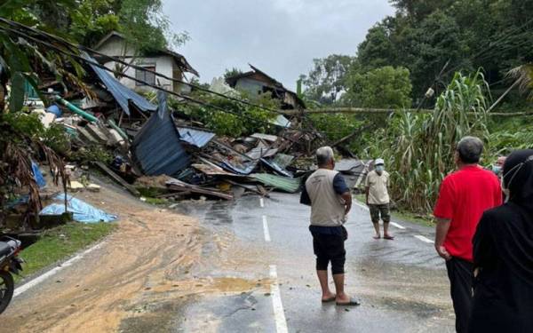 Keadaan rumah penduduk di Kampung Palembayan Sungai Penchala yang terjejas akibat tanah runtuh.