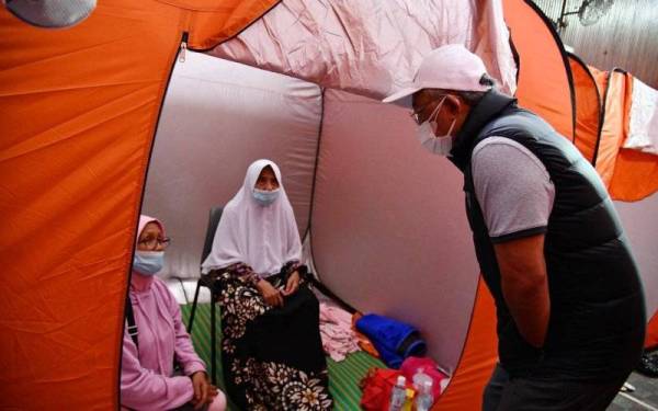 Al-Sultan Abdullah berkenan mencemar duli menziarahi mangsa banjir di Pusat Pemindahan Sementara di Kelab Sultan Sulaiman di Kampung Baru pada Ahad. - Foto Facebook Istana Negara