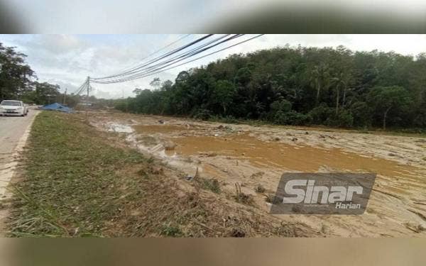 Sebuah rumah dihanyutkan banjir pada awal pagi Ahad.