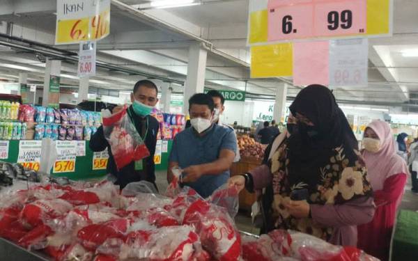 Econsave turut berkolaborasi dalam Jualan Keluarga Malaysia dan menjual ayam dengan harga yang murah.
