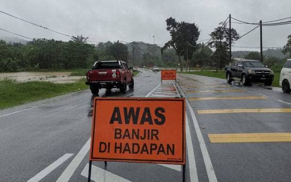 Papan tanda diletakkan sebagai amaran kepada pengguna jalan raya. Foto: ihsan polis.