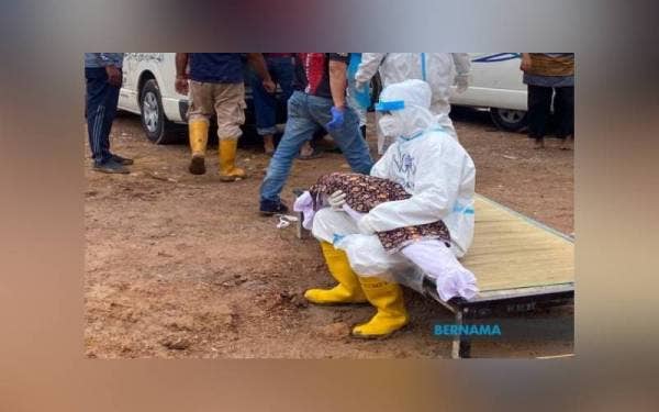 Jenazah selesai dikebumikan dalam satu liang lahad di Tanah Perkuburan Islam Seksyen 21.