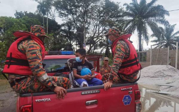 Anggota bomba membawa membawa mangsa yang terjejas ke PPS berhampiran. Foto: ihsan Bomba